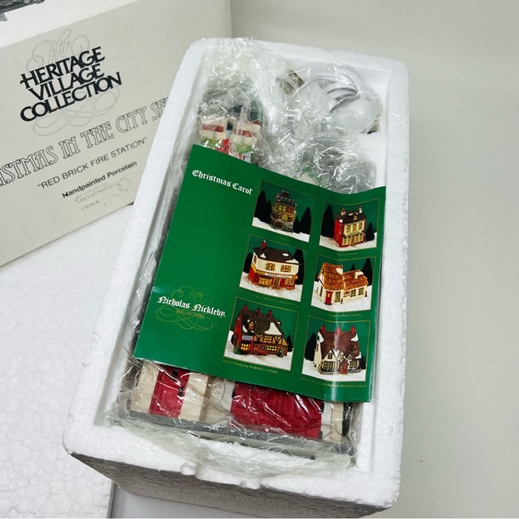 NEW DEPARTMENT 56 “RED BRICK FIRE STATION” CHRISTMAS IN THE CITY - Picture 5 of 15